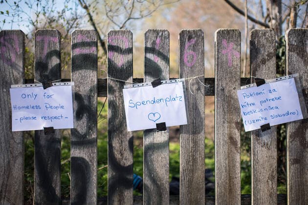 Ein Spendenzaun in Berlin-Kreuzberg (Foto vom 24.03.2020). In ganz Deutschland entstehen derzeit sogenannte Spenden- oder Gabenzaeune fuer Obdachlose. Die Menschen werden dazu aufgerufen, in Plastiktueten verpackte Lebensmittel, Hygieneartikel oder Kleiderspenden an die Zaeune zu haengen, damit sich auf der Strasse lebende oder arme Menschen dort versorgen koennen. Wegen der Corona-Pandemie haben viele soziale Einrichtungen wie Tafeln, Nachtcafes und Suppenkuechen aus Infektionsschutzgruenden mittlerweile geschlossen. (Siehe epd-Meldung vom 24.03.2020) Gabenzaeune fuer Obdachlose in ganz Deutschland