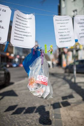 Hundefutter an einem Spendenzaun in Berlin-Kreuzberg (Foto vom 24.03.2020). In ganz Deutschland entstehen derzeit sogenannte Spenden- oder Gabenzaeune fuer Obdachlose. Die Menschen werden dazu aufgerufen, in Plastiktueten verpackte Lebensmittel, Hygieneartikel oder Kleiderspenden an die Zaeune zu haengen, damit sich auf der Strasse lebende oder arme Menschen dort versorgen koennen. Wegen der Corona-Pandemie haben viele soziale Einrichtungen wie Tafeln, Nachtcafes und Suppenkuechen aus Infektionsschutzgruenden mittlerweile geschlossen. (Siehe epd-Meldung vom 24.03.2020) Gabenzaeune fuer Obdachlose in ganz Deutschland