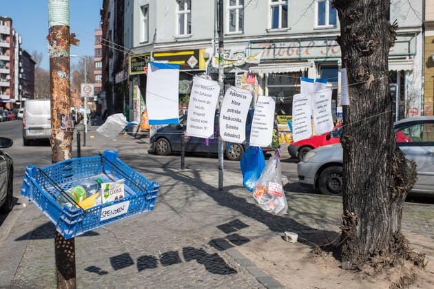 Ein Spendenzaun in Berlin-Kreuzberg (Foto vom 24.03.2020). In ganz Deutschland entstehen derzeit sogenannte Spenden- oder Gabenzaeune fuer Obdachlose. Die Menschen werden dazu aufgerufen, in Plastiktueten verpackte Lebensmittel, Hygieneartikel oder Kleiderspenden an die Zaeune zu haengen, damit sich auf der Strasse lebende oder arme Menschen dort versorgen koennen. Wegen der Corona-Pandemie haben viele soziale Einrichtungen wie Tafeln, Nachtcafes und Suppenkuechen aus Infektionsschutzgruenden mittlerweile geschlossen. (Siehe epd-Meldung vom 24.03.2020) Gabenzaeune fuer Obdachlose in ganz Deutschland