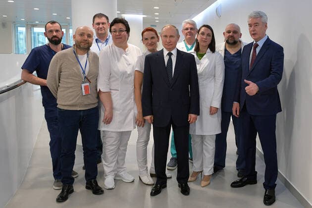 MOSCOW, RUSSIA - MARCH 24, 2020: Russia s President Vladimir Putin (3rd R front) and Moscow Mayor Sergei Sobyanin (R front) pose with chief physician Denis Protsenko (R back) and other staff members on their visit to the Novomoskovsky multipurpose medical center for patients suspected of the COVID-19 coronavirus infection. Alexei Druzhinin Russian Presidential Press and Information Office TASS  TS0D3371