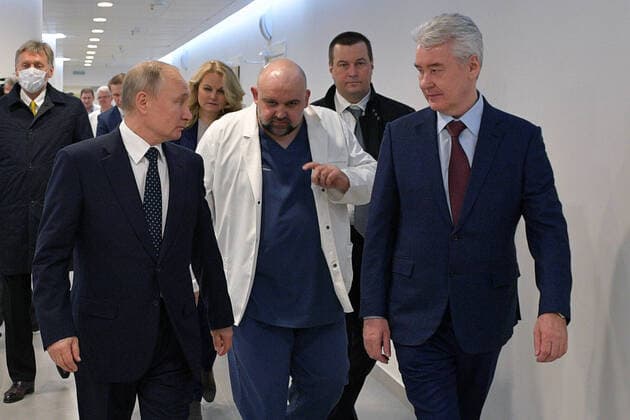 MOSCOW, RUSSIA - MARCH 24, 2020: Chief physician Denis Protsenko (C) shows round Russia s President Vladimir Putin (L) and Moscow Mayor Sergei Sobyanin (R front) on their visit to the Novomoskovsky multipurpose medical center for patients suspected of the COVID-19 coronavirus infection. Alexei Druzhinin Russian Presidential Press and Information Office TASS  TS0D3380