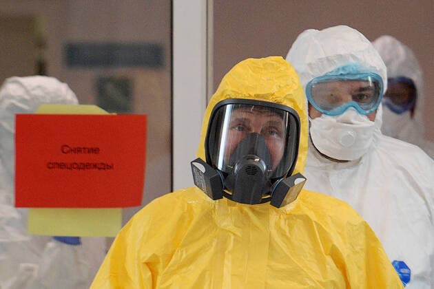 Bilder des Jahres 2020, News 03 MÃ¤rz News Themen der Woche KW13 News Bilder des Tages MOSCOW, RUSSIA - MARCH 24, 2020: Russia s President Vladimir Putin wears a yellow protective suit on his visit to the Novomoskovsky multipurpose medical center for patients suspected of the COVID-19 coronavirus infection. Alexei Druzhinin Russian Presidential Press and Information Office TASS  TS0D3382