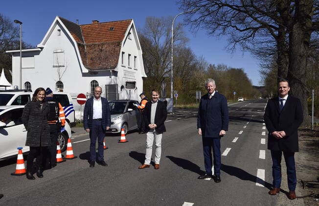 Kelmis Mayor Luc Frank (3R), Minister of Interior Affairs and Foreign Trade Pieter De Crem (2R) and German Community Minister President Oliver Paasch (R) pictured during a visit to the police control at the border between Belgium and Germany in Kelmis - La Calamine, Tuesday 24 March 2020. Borders with The Netherlands, France, Germany and Luxembourg are closed to non-essentials travel to prevent further spread of COVID-19.  ERICxLALMAND 2491615