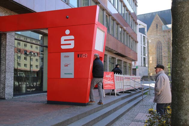 24.03. 2020 Dortmund, NRW Die Coronakrise verschärft sich. Die Bundes- und Landesregierungen erlassen umfasssenden Richtlinien. In allen Lebensbereichen erleben auch die Dortmunder Bürger starke Einschränkungen.. In Dortmund ist nur die Hauptstelle der Sparkasse für den Publikumsverkehr geöffnet. Die Kunden stehen in einer langen Schlange vor dem Eingang.