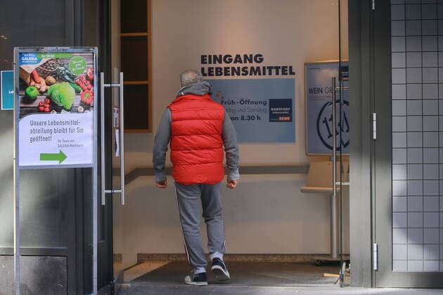 24.03. 2020 Dortmund, NRW Die Coronakrise verschärft sich. Die Bundes- und Landesregierungen erlassen umfasssenden Richtlinien. In allen Lebensbereichen erleben auch die Dortmunder Bürger starke Einschränkungen.. Karstadt hat ebenfalls geschlossen. Nur der Zugang zur Lebensmittelabteilung durch eine Seitentür ist noch geöffnet.