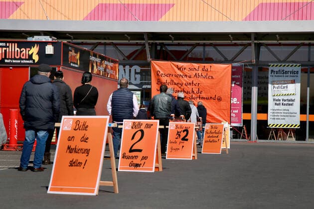 24.03. 2020 Dortmund, NRW Die Coronakrise verschärft sich. Die Bundes- und Landesregierungen erlassen umfasssenden Richtlinien. In allen Lebensbereichen erleben auch die Dortmunder Bürger starke Einschränkungen.. Vor dem Baumarkt Hornbach hat sich eine lange Schlange mehr oder weniger geduldig wartender Heimwerker gebildet. Noch haben die Baumärkte geöffnet.