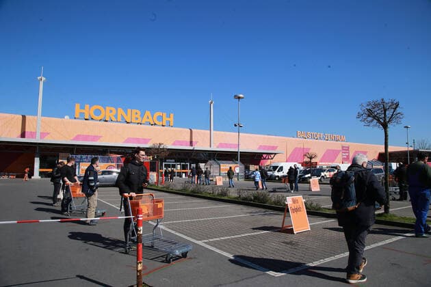 24.03. 2020 Dortmund, NRW Die Coronakrise verschärft sich. Die Bundes- und Landesregierungen erlassen umfasssenden Richtlinien. In allen Lebensbereichen erleben auch die Dortmunder Bürger starke Einschränkungen.. Vor dem Baumarkt Hornbach hat sich eine lange Schlange mehr oder weniger geduldig wartender Heimwerker gebildet. Noch haben die Baumärkte geöffnet.