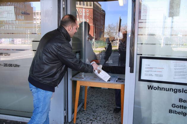 24.03. 2020 Dortmund, NRW Die Coronakrise verschärft sich. Die Bundes- und Landesregierungen erlassen umfasssenden Richtlinien. In allen Lebensbereichen erleben auch die Dortmunder Bürger starke Einschränkungen.. In der Wohnungslosenhilfe Gasthaus statt Bank packen Helfer Tüten mit Broten und etwas Süßem. Dazu gibt es an der Ausgabestelle noch heißen Kaffee. Das Frühstückscafe mußte aufgrund der verschärften Vorschriften geschlossen werden.