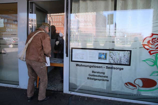 24.03. 2020 Dortmund, NRW Die Coronakrise verschärft sich. Die Bundes- und Landesregierungen erlassen umfasssenden Richtlinien. In allen Lebensbereichen erleben auch die Dortmunder Bürger starke Einschränkungen.. In der Wohnungslosenhilfe Gasthaus statt Bank packen Helfer Tüten mit Broten und etwas Süßem. Dazu gibt es an der Ausgabestelle noch heißen Kaffee. Das Frühstückscafe mußte aufgrund der verschärften Vorschriften geschlossen werden.