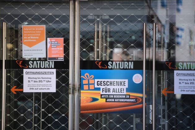 24.03. 2020 Dortmund, NRW Die Coronakrise verschärft sich. Die Bundes- und Landesregierungen erlassen umfasssenden Richtlinien. In allen Lebensbereichen erleben auch die Dortmunder Bürger starke Einschränkungen.. Das Kaufhaus Saturn hat seine Dortmunder Filialen geschlossen und die Rollgitter bis auf weiteres runtergelassen