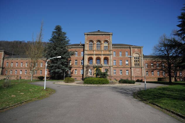 Die SHG Klinik Merzig am Dienstag (24.02.2020) in Merzig. Die Corona Partienten werden in einem Zelt voruntersucht, bevor sie in das Krankenhaus gebracht werden.