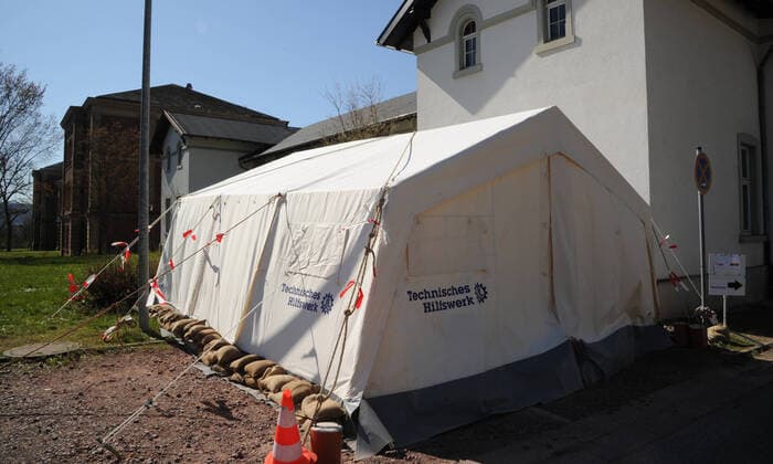 Die SHG Klinik Merzig am Dienstag (24.02.2020) in Merzig. Die Corona Partienten werden in einem Zelt voruntersucht, bevor sie in das Krankenhaus gebracht werden.