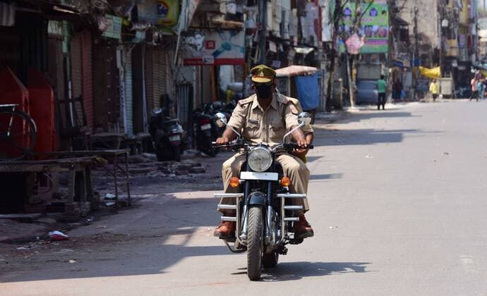 India: Lockdown in wake of Coronavirus Prayagraj: Policeman patrol during lockdown in the wake of Corona virus pandemic in Prayagraj on Tuesday, March 24, 2020. Prayagraj Uttar Pradesh India Copyright: PrabhatxKumarxVerma