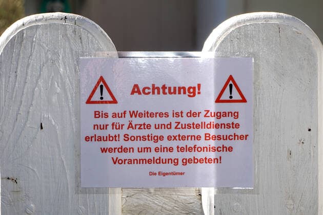 Angst vor dem Coronavirus Am Tor als Zugang zu einem Privatgrundstück befindet sich ein laminiertes Schild mit dem Hinweis, das nur Ärzten und Zustelldiensten der Weg zum Wohnhaus erlaubt wird. Essen Nordrhein-Westfalen Deutschland