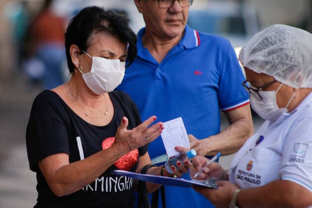 SÃO PAULO, SP - 24.03.2020: QUARENTENA EM SP - This quarantine will be effective this Tuesday (24) in the 645 municipalities of the state of São Paulo. Determined by Governor João Doria (PSDB), the measure requires the closing of trade and maintains essential services, such as the areas of health, food and security. The quarantine runs until April 7, and can be extended. In Fotos elderly people present documents to get flu vaccine. x1897308x  ViniciusxNunes