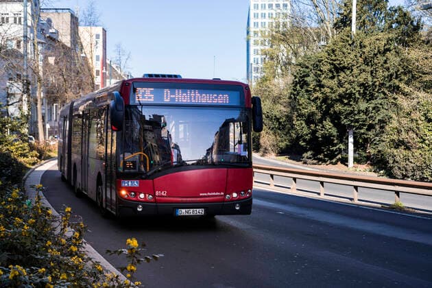 Maßnahmen aufgrund Coronavirus Pandemie, leere Innenstadt Düsseldorf, Auffahrt zur Rheinkniebrücke, Rheinbahn betreibt die Linienbusse nach einem angepassten Fahrplan