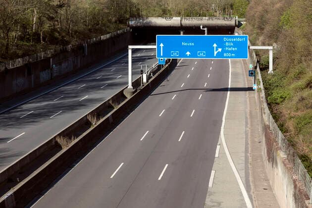 Situation aufgrund Coronavirus Pandemie, leere Autobahn A46 in Düsseldorf