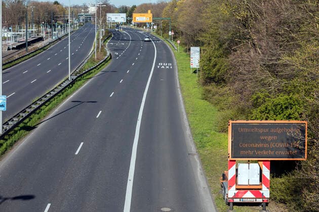 Maßnahmen aufgrund Coronavirus Pandemie, leerer Zubringer Straßen in Richtung Zentrum, Umweltspur aufgehoben