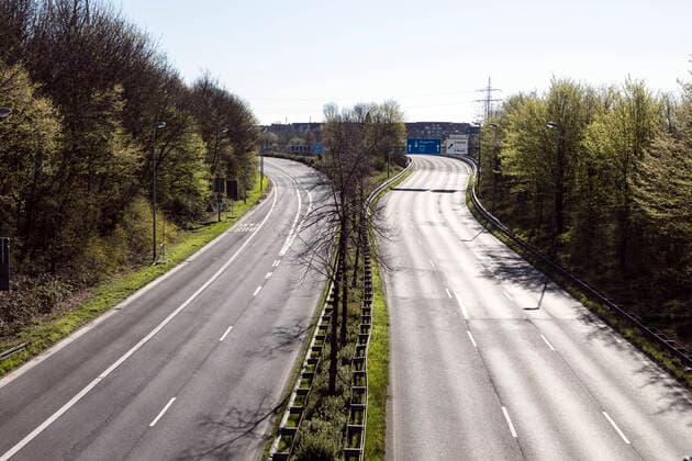 Maßnahmen aufgrund Coronavirus Pandemie, leere Straßen am Zubringer zur A46