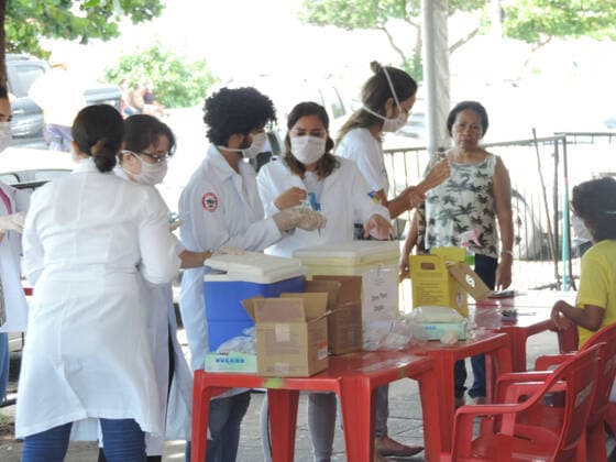 OLINDA, PE - 24.03.2020: DIA DE VACINAÇÃO NA CIDADE DE OLINDA PE - Vaccination in the city of Olinda this Tuesday (24), the city set up a Drive Thru system on the edge of Praia do Carmo, where a line of cars was formed and the elderly were treated and vaccinated in the car, but some elderly people got out of the car. car and go to the vaccination point. x1897320x  VeetmanoxPrem