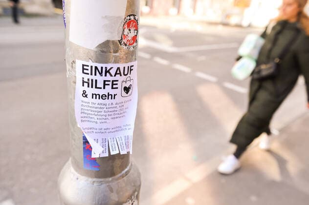Corona Virus. Nachbarn helfen. In der Zeit der Corona Krise bitten Freiwilige in der Stadt Stuttgart und Region eine Nachbarschaftshilfe für Senioren, Kranke, Rentner, Behinderten, Personen die zur Risikogruppe gehören beim Einkaufen, Medikamente holen, Backware... Hier Aufkleber in Stuttgart West. Stuttgart Baden-Wuerttemberg Deutschland Copyright: xMaxxKovalenkox