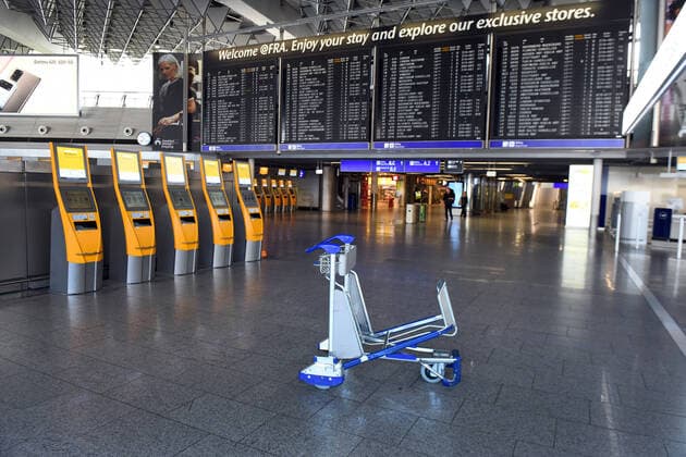 Deutschland, Frankfurt, 24.03.2020 Flughafen-Frankfurt Foto: gaehnende Leere in der Abflughalle bei der Lufthansa Flughafen-Frankfurt