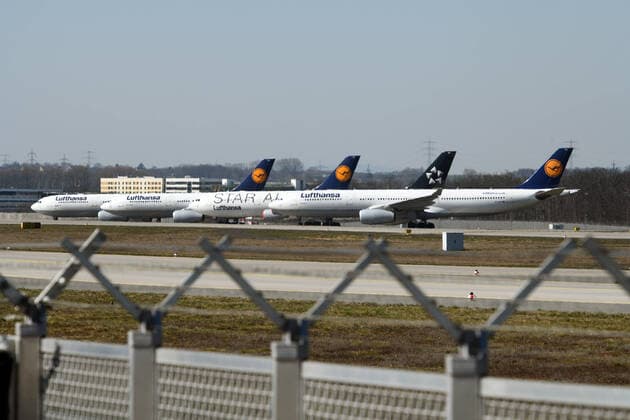 Deutschland, Frankfurt, 24.03.2020 Flughafen-Frankfurt Foto: geparkte Flugzeuge der Lufthansa an der Startbahn West Flughafen-Frankfurt