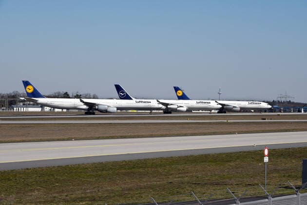 Deutschland, Frankfurt, 24.03.2020 Flughafen-Frankfurt Foto: geparkte Flugzeuge der Lufthansa an der Startbahn West Flughafen-Frankfurt