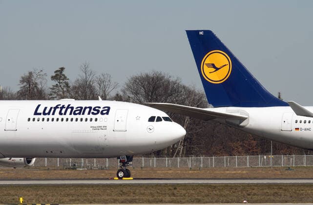 Deutschland, Frankfurt, 24.03.2020 Flughafen-Frankfurt Foto: geparkte Flugzeuge der Lufthansa an der Startbahn West Flughafen-Frankfurt