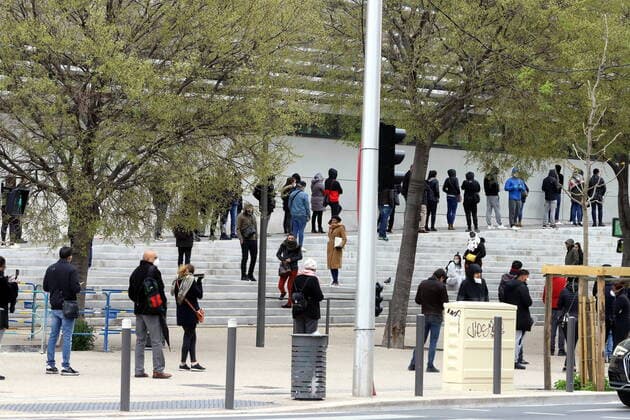 Coronavirus en France: file d attente pour depistage devant le IHU Méditerranée Infection ou consulte le Professeur Raoult qui prone l utilisation et la prescription de la Chloriquine pour soigner le Covid-19. Coronavirus in France: queue for screening in front of the IHU Méditerranée Infection or consults Professor Raoult who advocates the use and prescription of Chloriquine to treat Covid-19. 253182 0000-00-00 bouches du rhone Marseille France  Copyright: xRobertxPoulainx STAR_253182_003
