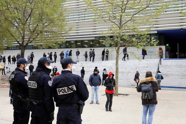 Coronavirus en France: file d attente pour depistage devant le IHU Méditerranée Infection ou consulte le Professeur Raoult qui prone l utilisation et la prescription de la Chloriquine pour soigner le Covid-19. Coronavirus in France: queue for screening in front of the IHU Méditerranée Infection or consults Professor Raoult who advocates the use and prescription of Chloriquine to treat Covid-19. 253182 0000-00-00 bouches du rhone Marseille France  Copyright: xRobertxPoulainx STAR_253182_009