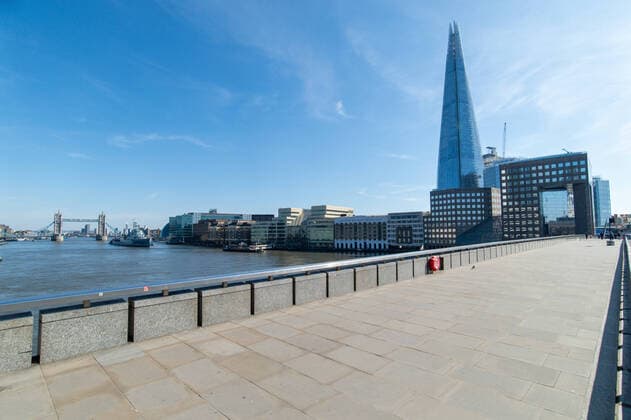 . 24 03 2020. London, United Kingdom. Coronavirus crisis. View of the Tower Bridge and the Shard, from London Bridge, on first day of the UK lockdown. Prime Minister Boris Johnson addressed on last night, a speech to the Nation, announcing more serious measures to battle the coronavirus. Confinement has been imposed since midnight.  xGustavoxValientex xi-Imagesx IIM-20949-0032