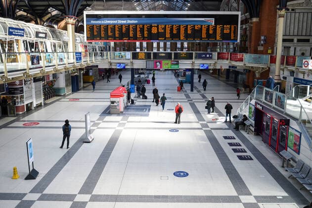 . 24 03 2020. London, United Kingdom. Coronavirus crisis. View of Liverpool Street station, on first day of the UK lockdown. Prime Minister Boris Johnson addressed on last night, a speech to the Nation, announcing more serious measures to battle the coronavirus. Confinement has been imposed since midnight.  xGustavoxValientex xi-Imagesx IIM-20949-0033