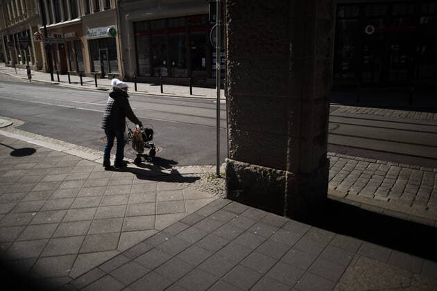 Eine einzelne Person, aufgenommen in der Innenstadt von Goerlitz, 24.03.2020. Sachsenweit gibt es Ausgangsbeschraenkungen aufgrund der Ausbreitung des Coronaviruses. Goerlitz Deutschland