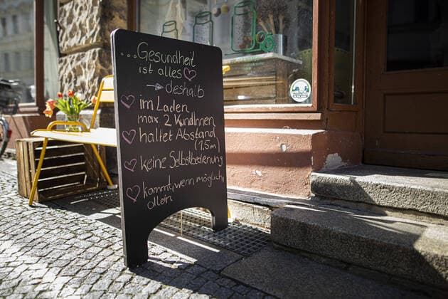 Ein Schild vor einem Geschaeft weist auf Regeln wegen des Coronaviruses hin, aufgenommen in Goerlitz, 24.03.2020. Sachsenweit gibt es Ausgangsbeschraenkungen aufgrund der Ausbreitung des Coronaviruses. Goerlitz Deutschland