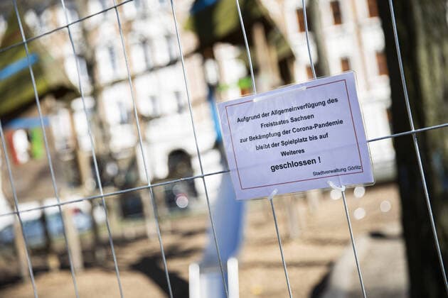 Geschlossener Spielplatz in Goerlitz, 24.03.2020. Sachsenweit gibt es Ausgangsbeschraenkungen aufgrund der Ausbreitung des Coronaviruses. Goerlitz Deutschland