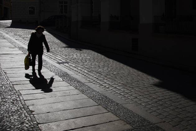 Eine einzelne Person, aufgenommen in der Innenstadt von Goerlitz, 24.03.2020. Sachsenweit gibt es Ausgangsbeschraenkungen aufgrund der Ausbreitung des Coronaviruses. Goerlitz Deutschland