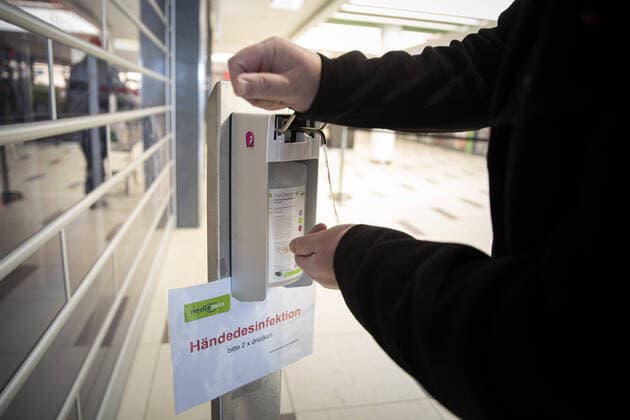 Ein Mann desinfiziert sich seine Haende vor dem Betreten eines Einkaufmarktes in Goerlitz, 24.03.2020. Sachsenweit gibt es Ausgangsbeschraenkungen aufgrund der Ausbreitung des Coronaviruses. Goerlitz Deutschland