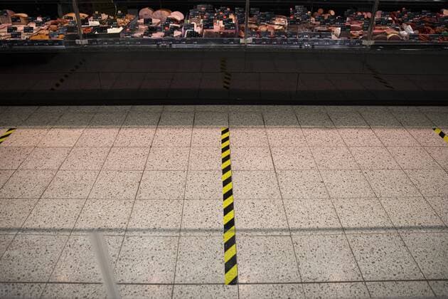 Linien auf dem Boden weisen auf das Abstandhalten am Wurstregal hin, aufgenommen in Goerlitz, 24.03.2020. Sachsenweit gibt es Ausgangsbeschraenkungen aufgrund der Ausbreitung des Coronaviruses. Goerlitz Deutschland