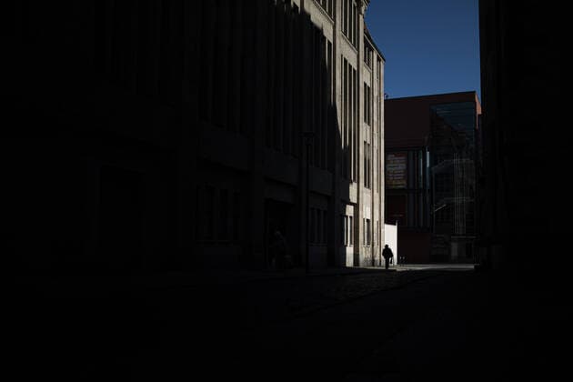 Eine einzelne Person, aufgenommen in der Innenstadt von Goerlitz, 24.03.2020. Sachsenweit gibt es Ausgangsbeschraenkungen aufgrund der Ausbreitung des Coronaviruses. Goerlitz Deutschland