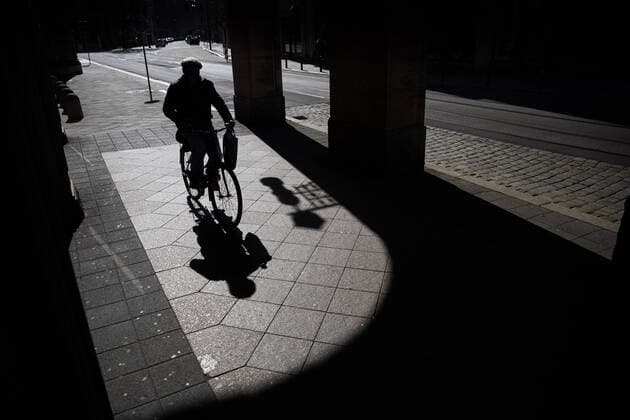 Eine einzelne Person, aufgenommen in der Innenstadt von Goerlitz, 24.03.2020. Sachsenweit gibt es Ausgangsbeschraenkungen aufgrund der Ausbreitung des Coronaviruses. Goerlitz Deutschland