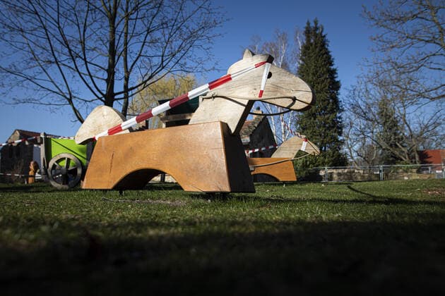 Geschlossener Spielplatz in Kodersdorf, 24.03.2020. Sachsenweit gibt es Ausgangsbeschraenkungen aufgrund der Ausbreitung des Coronaviruses. Kodersdorf Deutschland