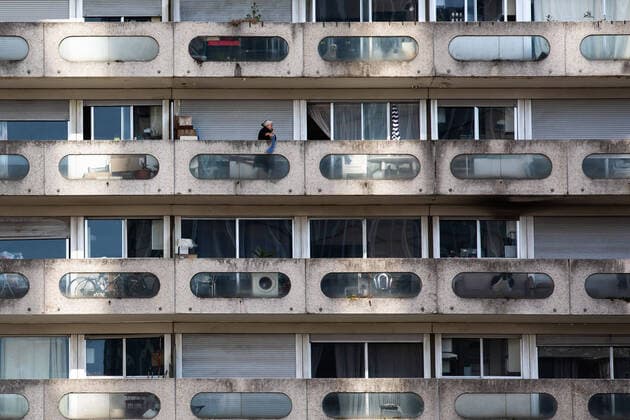 News Bilder des Tages Puteaux, France, March 24, 2020 - Atmosphere in the business district of La Defense after the head of state ordered people to stay home to stop the spread of Covid-19 - Illustration of a building facade housing confined people.  Copyright: xAlexisxSciardx