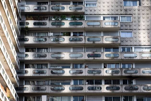 Puteaux, France, March 24, 2020 - Atmosphere in the business district of La Defense after the head of state ordered people to stay home to stop the spread of Covid-19 - Illustration of a building facade housing confined people.  Copyright: xAlexisxSciardx