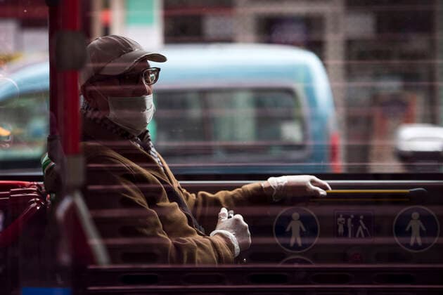 News Bilder des Tages March 24, 2020, Granada, Spain: A man inside a bus wearing a face mask as a preventive measure, during the covid-19 pandemic..After 11 days of the state of emergency in Spain due to the coronavirus outbreak, there are more than 29,900 infected and 2,700 deaths. Granada Spain - ZUMAs197 20200324_zaa_s197_047 Copyright: xCarlosxGilx