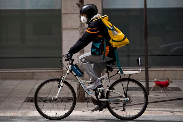 March 24, 2020, Granada, Spain: A Glovo delivery man wearing a face mask as a preventive measure, during the covid-19 pandemic..After 11 days of the state of emergency in Spain due to the coronavirus outbreak, there are more than 29,900 infected and 2,700 deaths. Granada Spain - ZUMAs197 20200324_zaa_s197_049 Copyright: xCarlosxGilx