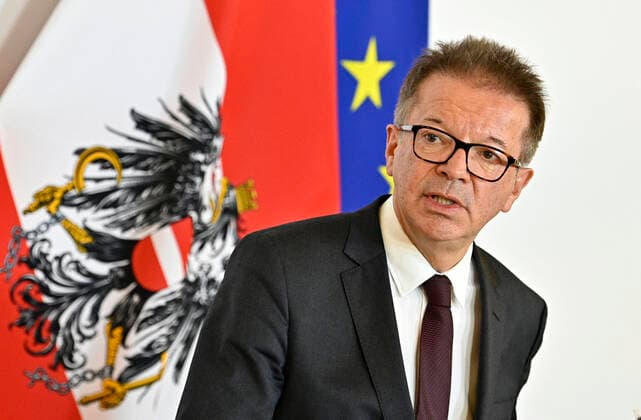Wien 24.03.2020, Wien, AUT, Coronaviruskrise, Oesterreich, Pressekonferenz, Sicherstellung der Pflege und Altenbetreuung, im Bild Gesundheitsminister Rudolf Anschober (Gruene) during a press conference of Austrian Goverment about the Coronavirus Pandemie in Wien, Austria on 2020 03 24.