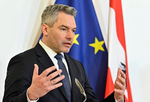 Wien 24.03.2020, Bundeskanzleramt, Wien, AUT, Coronaviruskrise, Oesterreich, Pressekonferenz, Aktuelles zum Coronavirus, im Bild Innenminister Karl Nehammer (OeVP) during a press conference of Austrian Goverment about the Coronavirus Pandemie at the Bundeskanzleramt in Wien, Austria on 2020 03 24.