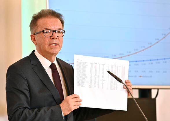 Wien 24.03.2020, Bundeskanzleramt, Wien, AUT, Coronaviruskrise, Oesterreich, Pressekonferenz, Aktuelles zum Coronavirus, im Bild Gesundheitsminister Rudolf Anschober (Gruene) during a press conference of Austrian Goverment about the Coronavirus Pandemie at the Bundeskanzleramt in Wien, Austria on 2020 03 24.