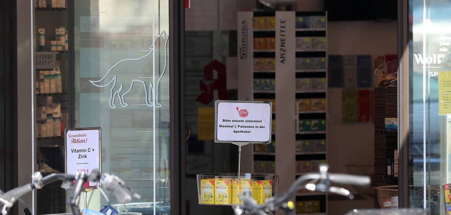 Eingang zu einer Apotheke, Hinweisschild am Eingang Bitte einzeln eintreten, maximal 3 Patienten in der Apotheke Wolfenbuettel